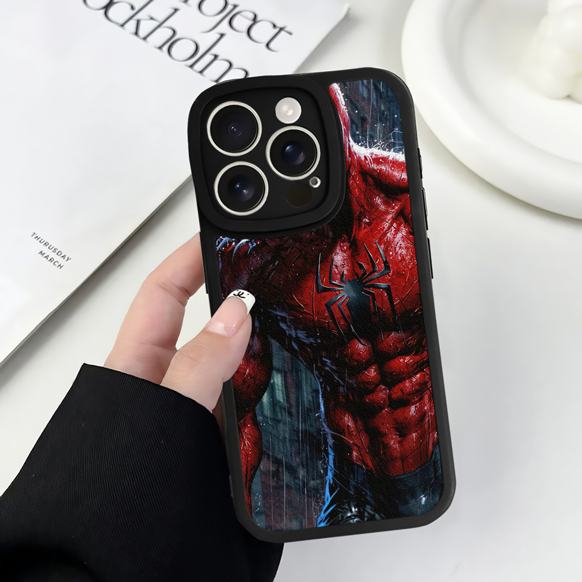 （画像用） Spider Man スパイダーマン 【iPhone 16シリーズ対応】シリコンスマホケース（レザー調） 材質：シリコン
